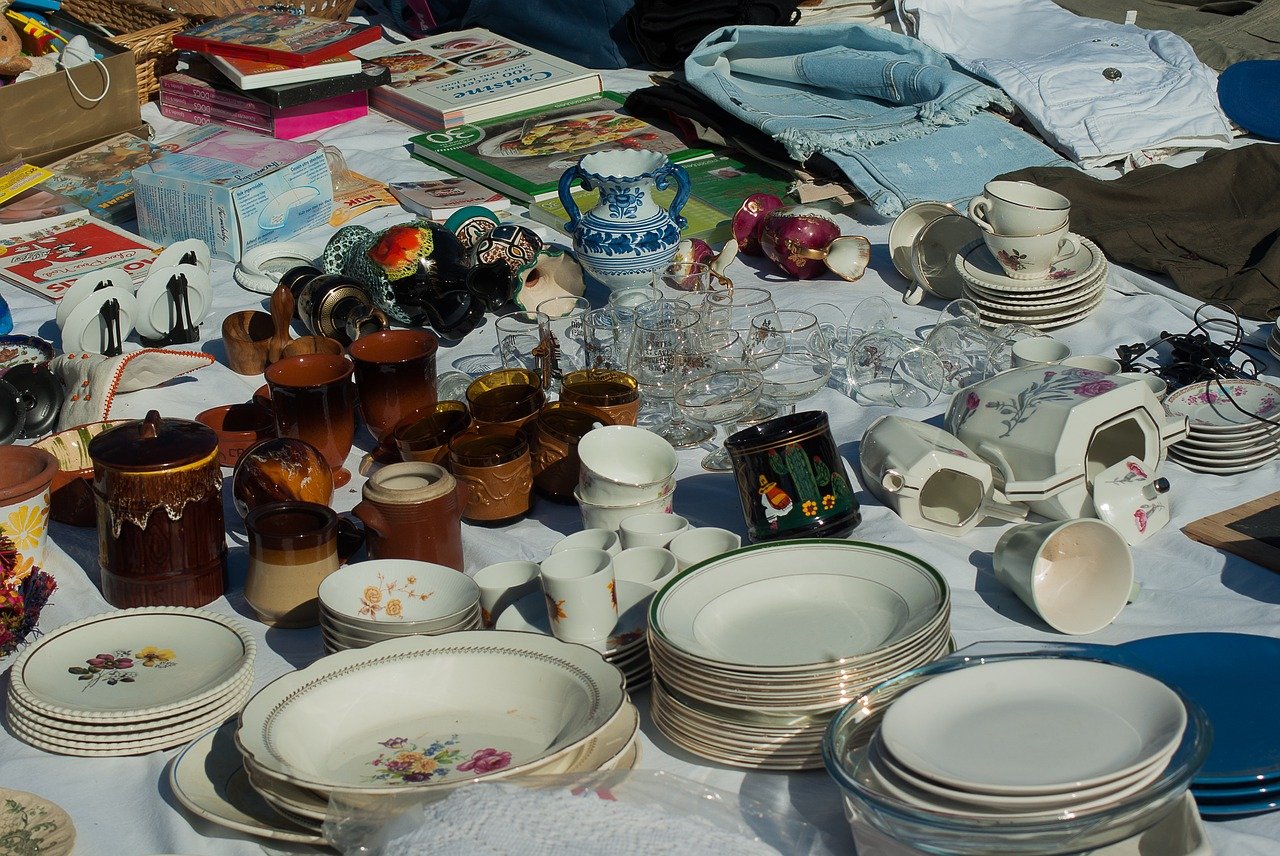 flea market, dishes, garage sale-1681489.jpg